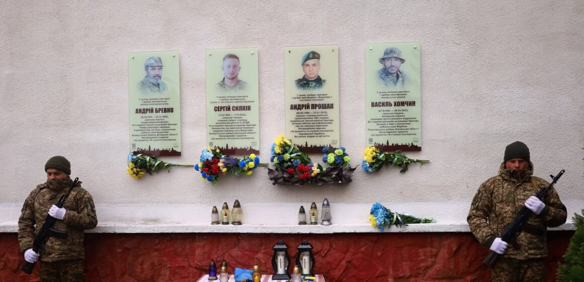 “Не задумуючись стали на захист Батьківщини”: в Івано-Франківську увіковічнили пам’ять про героїв  Андрія Бревка та Василя Хомчина