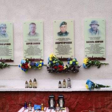 “Не задумуючись стали на захист Батьківщини”: в Івано-Франківську увіковічнили пам’ять про героїв  Андрія Бревка та Василя Хомчина