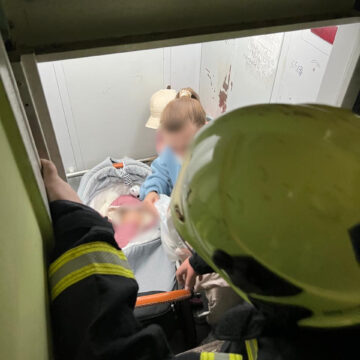 Франківські рятувальники визволили з ліфтової “пастки” матір із двома дітками (ФОТО)