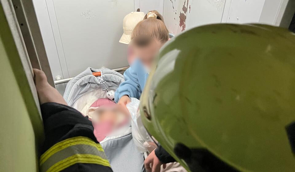 Франківські рятувальники визволили з ліфтової “пастки” матір із двома дітками (ФОТО)