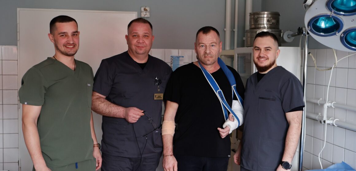 “Нікому не віддам свою руку”: франківські лікарі “повернули” військовому відірвану кінцівку (ФОТО)