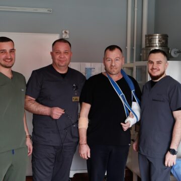 “Нікому не віддам свою руку”: франківські лікарі “повернули” військовому відірвану кінцівку (ФОТО)
