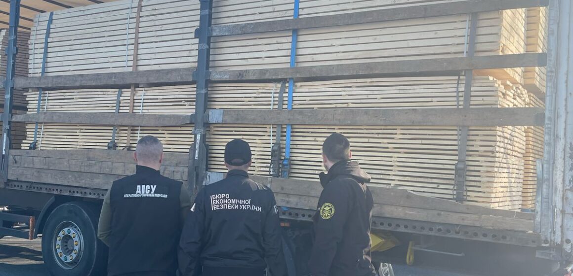 Підприємиця з Прикарпаття намагалась незаконно вивезти деревину до Європи (ФОТО)