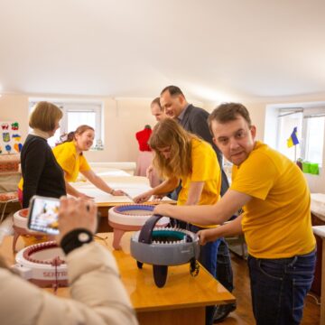 Вкладають частинку душі у кожен виріб: як працює інклюзивна майстерня в Івано-Франківську (ФОТО)