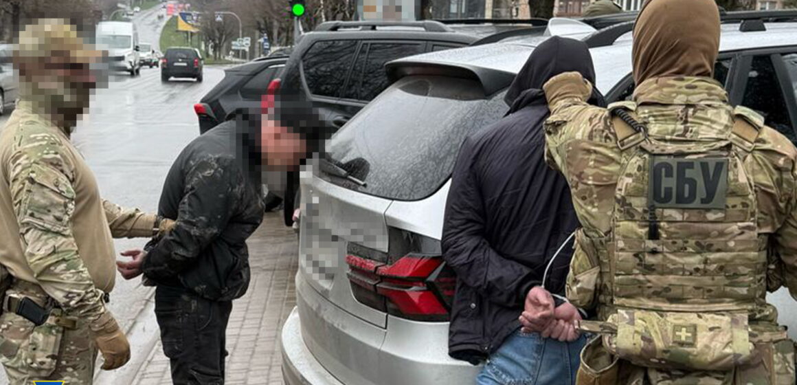 Били молотками по голові: СБУ затримала рекетирів, які тероризували мешканців західних областей України (ФОТО)