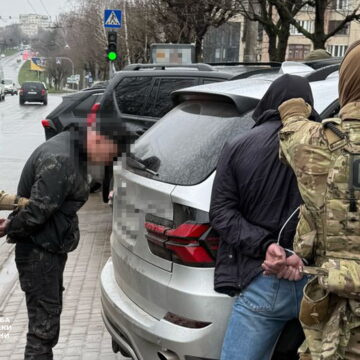 Били молотками по голові: СБУ затримала рекетирів, які тероризували мешканців західних областей України (ФОТО)