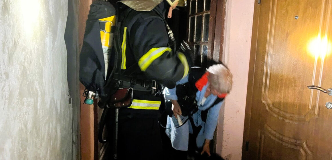 Під час пожежі в житловому будинку в Івано-Франківську вогнеборці врятували літню жінку