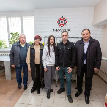 Від морських хвиль до вишивальних машин: історія родини Гльоза з Маріуполя, яка відродила свій бізнес в Івано-Франківську