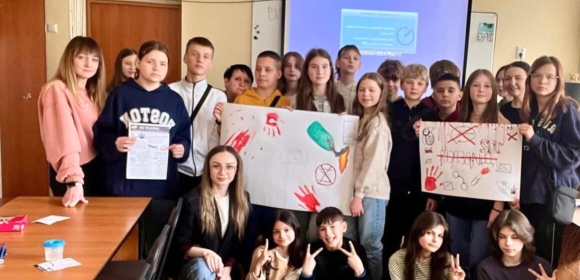 Протидія вчиненню правопорушень у підлітковому віці: поліцейські Прикарпаття проводять лекції в навчальних закладах