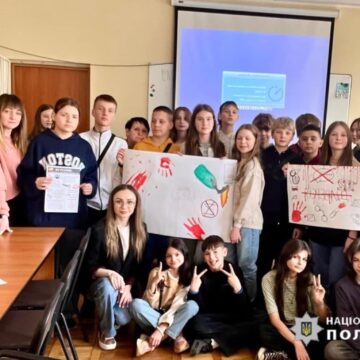 Протидія вчиненню правопорушень у підлітковому віці: поліцейські Прикарпаття проводять лекції в навчальних закладах