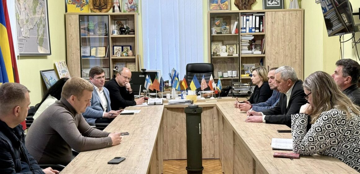 У Калуші із головами сусідніх громад обговорили пошук шляхів співфінансування витрат на енергоносії в медичних закладах