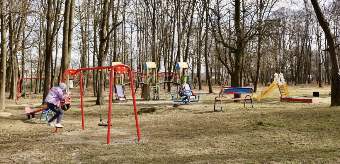 У різних районах Коломиї з’явилися новенькі дитячі майданчики