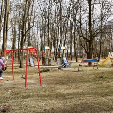 У різних районах Коломиї з’явилися новенькі дитячі майданчики