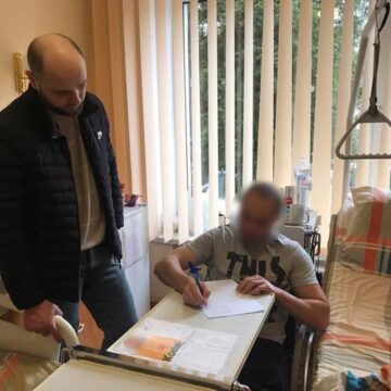 У разі потреби працівники міграційної служби у Івано-Франківську документують поранених воїнів за місцем їх лікування чи реабілітації