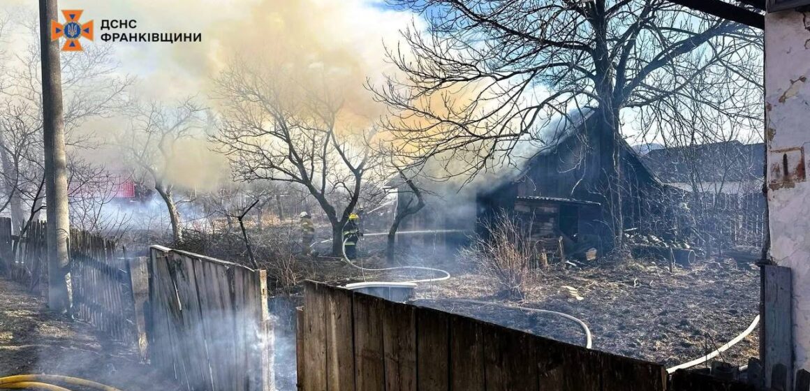 У Надвірній через пожежу сухої трави згоріла господарська будівля