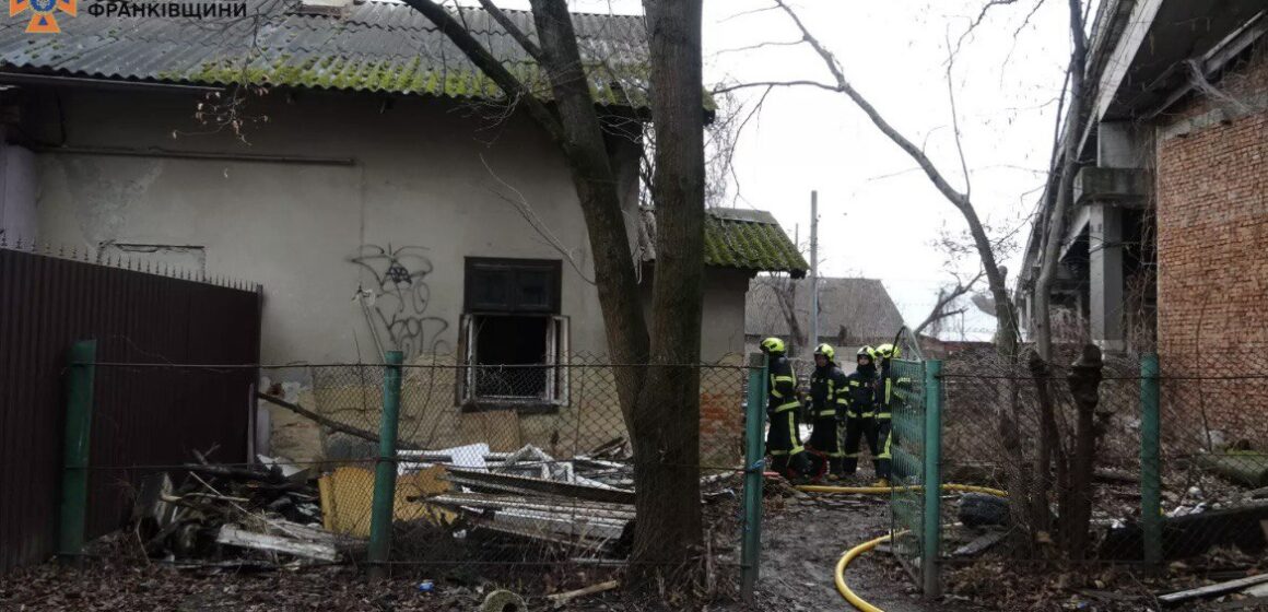 Франківські вогнеборці ліквідували пожежу в недіючій будівлі (ФОТО)