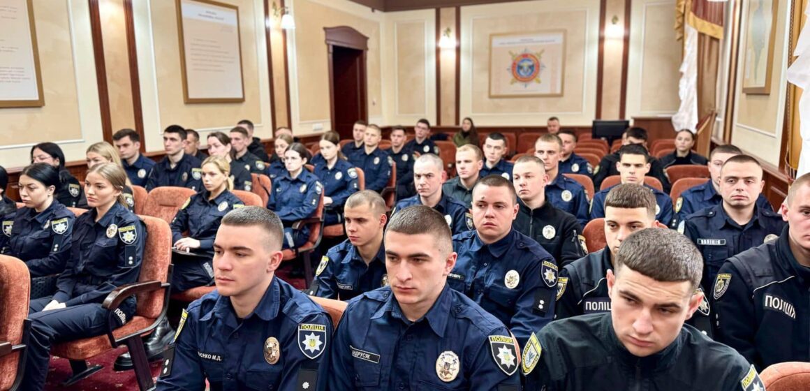 Служити та захищати: поліція Прикарпаття поповнилася молодими офіцерами
