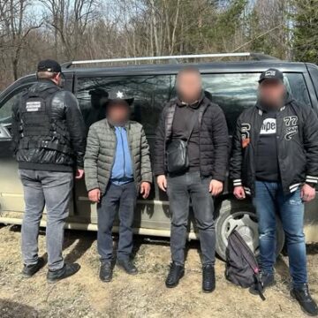 Прикордонники зупинили незаконний трансфер прикарпатця до кордону