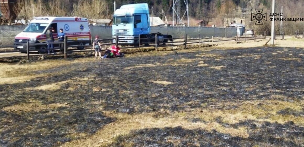 У Микуличині жінка намагалася самотужки загасити полум’я, але надихалася диму