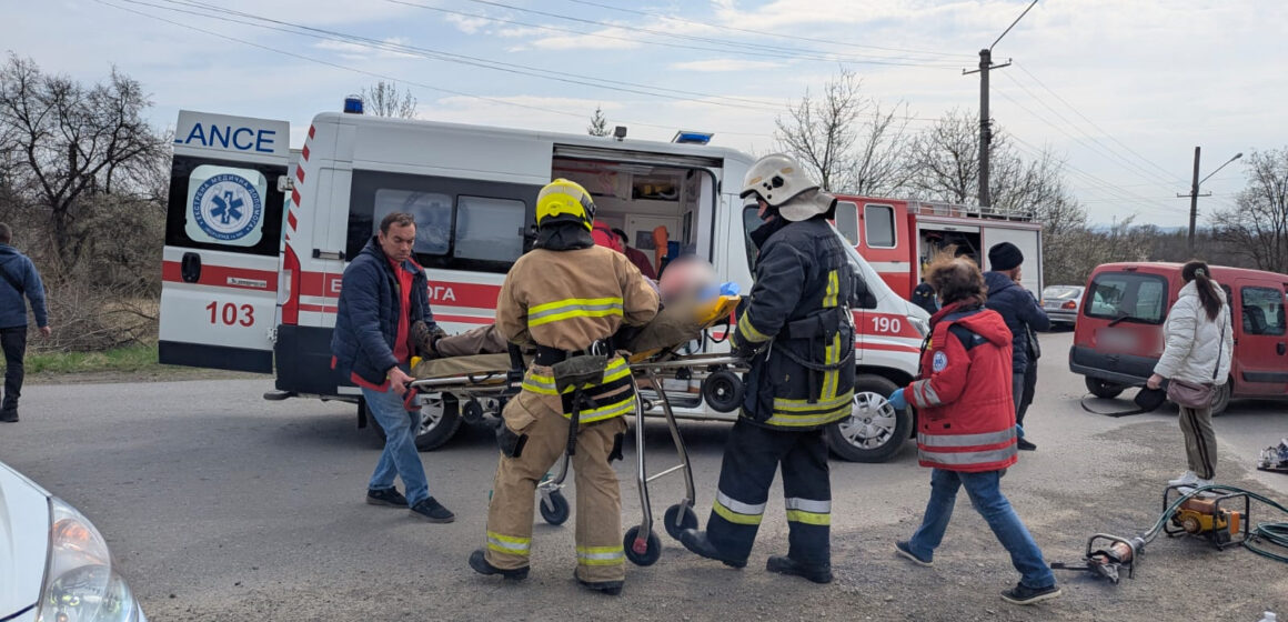 Рятувальники ліквідували наслідки ДТП у Снятині