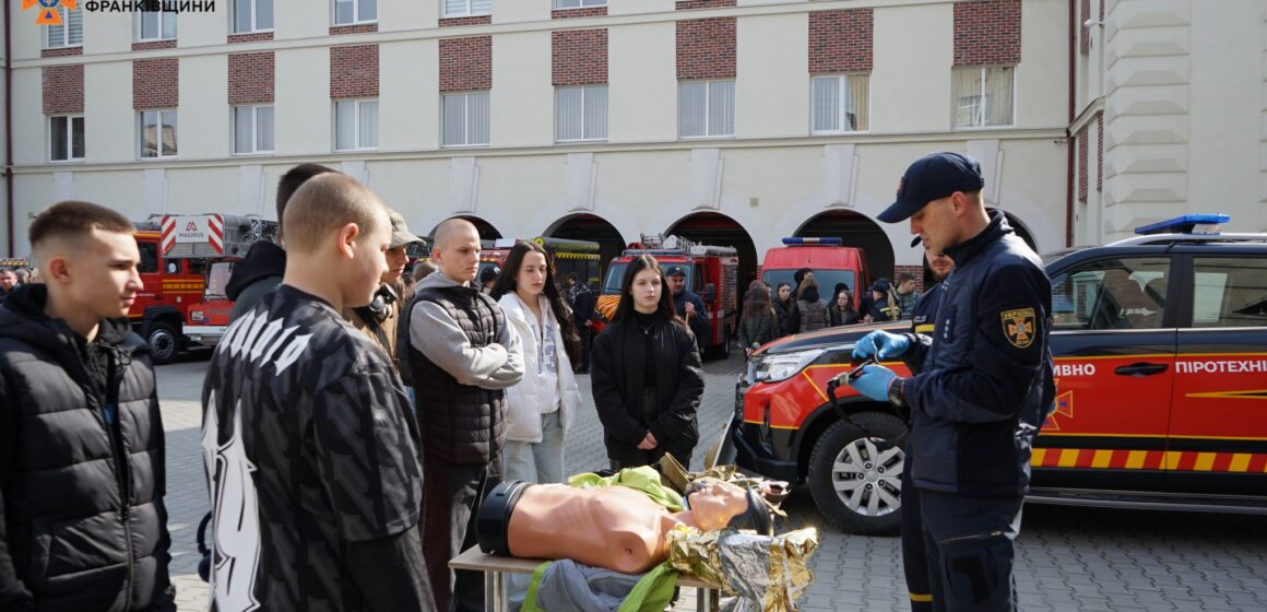 Сотня франківських ліцеїстів безпекового спрямування здобули навички, що рятують життя