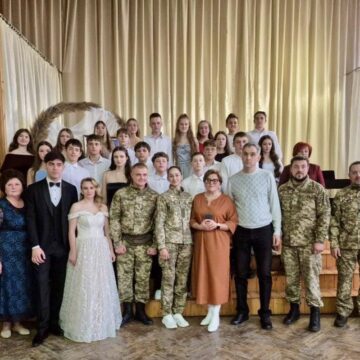 У Калуському ліцеї вшанували пам’ять полеглого захисника Олександра Вітковського балом вдячності та єдності У Калуському ліцеї вшанували пам’ять полеглого захисника Олександра Вітковського балом вдячності та єдності
