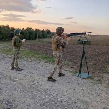 Збивають російські «шахеди»: як захищає землю з повітря жіноча мобільна вогнева група (ФОТО) Збивають російські «шахеди»: як захищає землю з повітря жіноча мобільна вогнева група (ФОТО)