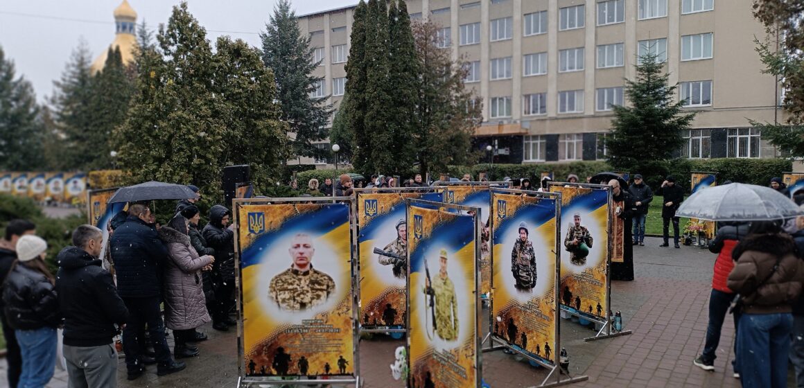 У Тисмениці освятили інформаційні плакати чотирьом полеглим захисникам