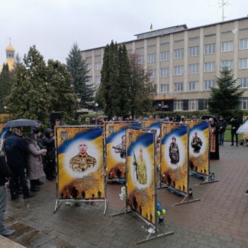 У Тисмениці освятили інформаційні плакати чотирьом полеглим захисникам