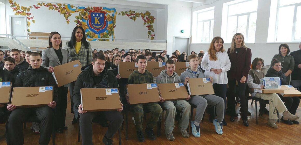 Два калуські ліцеї отримали комп’ютерну техніку на майже мільйон гривень Два калуські ліцеї отримали комп’ютерну техніку на майже мільйон гривень