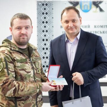 Захищає Україну з перших днів великої війни: депутату-свободівцю Олегу Понайді вручили медаль “За честь та звитягу”