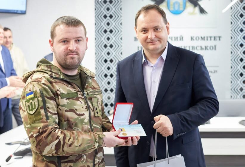 Захищає Україну з перших днів великої війни: депутату-свободівцю Олегу Понайді вручили медаль “За честь та звитягу”