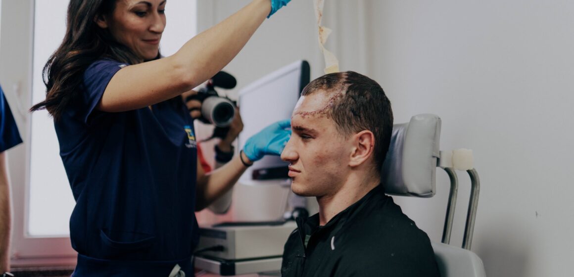 Титановий імплант замість кістки лоба: хірурги із Канади та США провели у Франківську унікальну реконструктивну операцію пораненому військовому