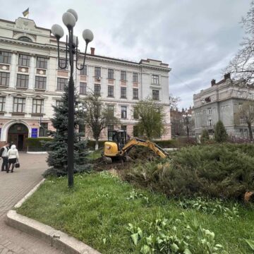 Перед Будинком правосуддя в Івано-Франківську впорядковують клумби Перед Будинком правосуддя в Івано-Франківську впорядковують клумби