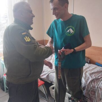 Пораненим військовим у Косівській лікарні передали відзнаки ОК “Захід”