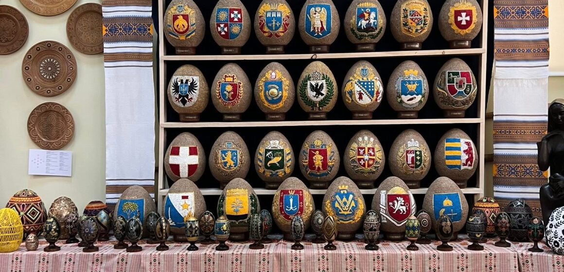 Черговий рекорд України: у Франківську триває унікальна виставка писанок з зображеннями гербів 28 історичних регіонів України