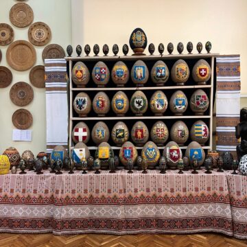 Черговий рекорд України: у Франківську триває унікальна виставка писанок з зображеннями гербів 28 історичних регіонів України
