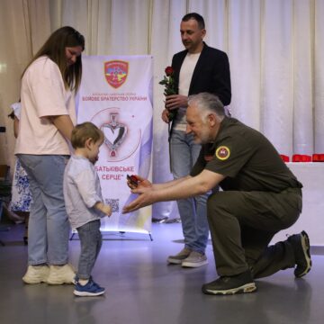 В Івано-Франківську 157 дітям полеглих воїнів вручили пам’ятні кулони “Батьківське серце” (ФОТО)