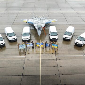 БФ “Повернись живим” передав для потреб 114 бригади тактичної авіації два мікроавтобуси (ФОТО)