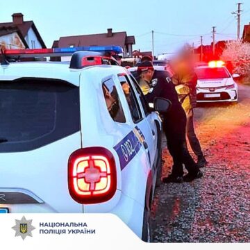 Чинили злісну непокору та шарпали інспекторів за формений одяг: на Прикарпатті притягнуто до відповідальності нетверезого водія та пасажира