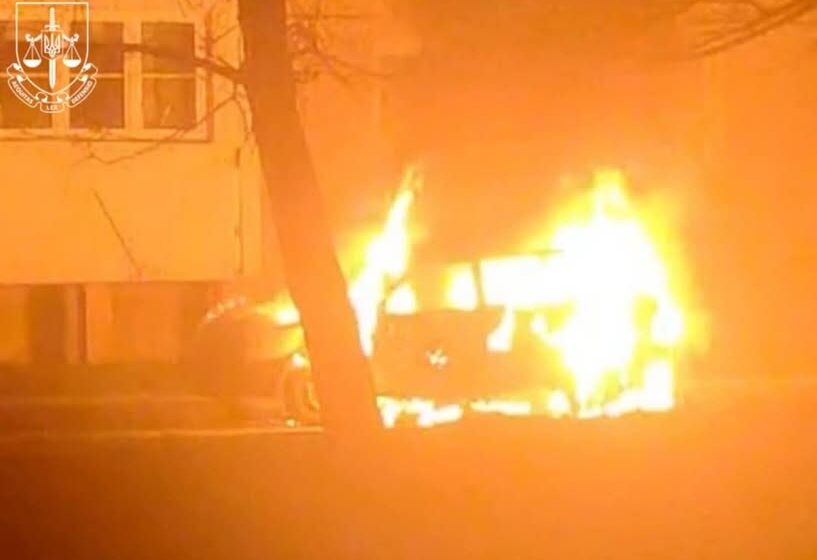 На Коломийщині взято під варту підозрюваного у крадіжці з магазину та підпалі автівки місцевого жителя