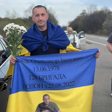 У Долині земляки урочисто зустріли воїна Олександра Медведя, який повернувся з полону