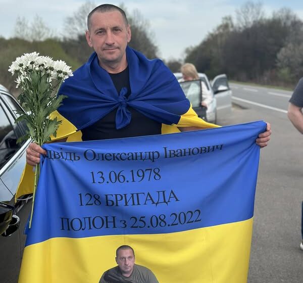 У Долині земляки урочисто зустріли воїна Олександра Медведя, який повернувся з полону