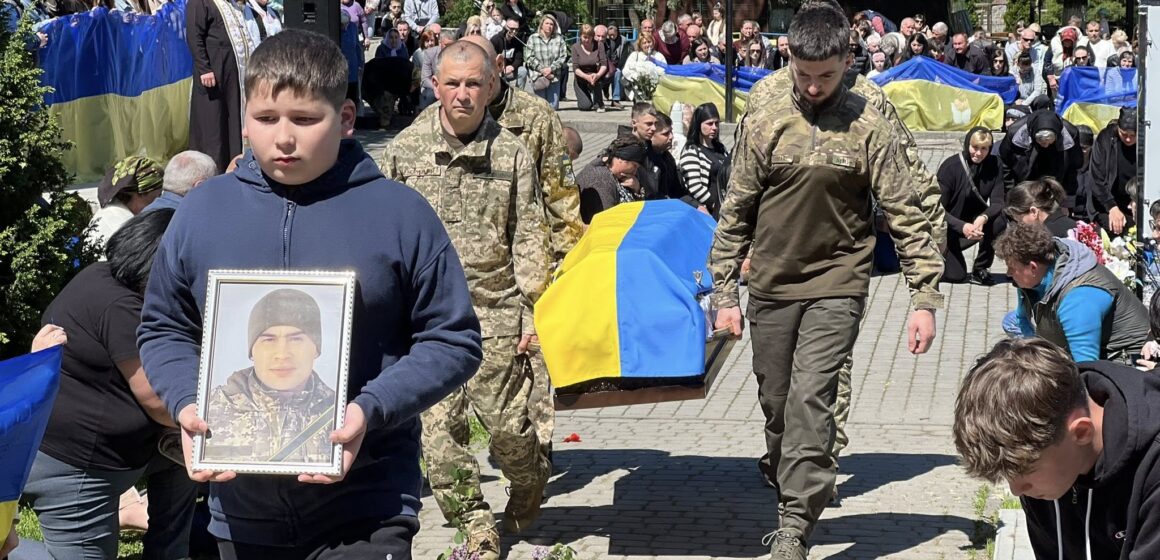 В Отинії попрощаються з полеглим захисником Михайлом Піварчуком В Отинії попрощаються з полеглим захисником Михайлом Піварчуком