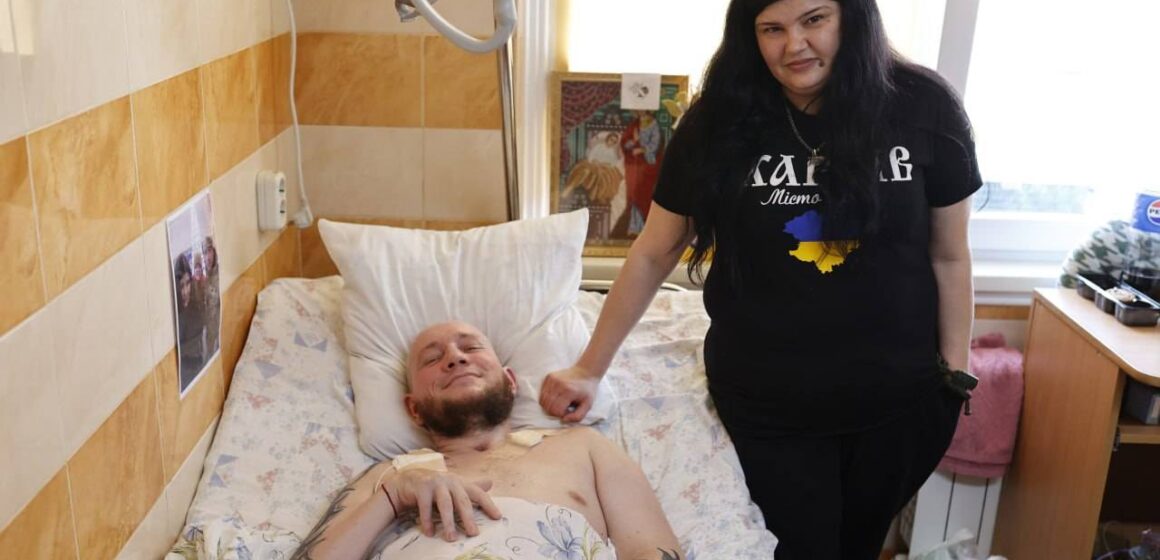 «З такого зазвичай не виходять”: як неймовірна сила духу пораненого військового та кохання дружини повернули його до життя