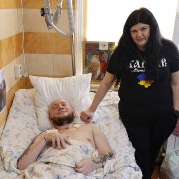 «З такого зазвичай не виходять”: як неймовірна сила духу пораненого військового та кохання дружини повернули його до життя