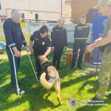 Каністерапія для поранених захисників: психологи та кінологи поліції провели реабілітаційні заходи
