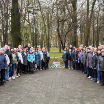 Матері полеглих захисників висадили в Івано-Франківську Алею пам’яті Матері полеглих захисників висадили в Івано-Франківську Алею пам’яті