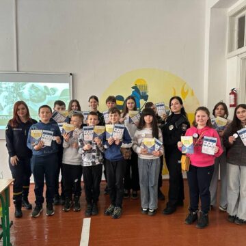 Рятувальники спільно з поліцією провели пізнавальний урок для дітей Долинського ліцею “Науковий”