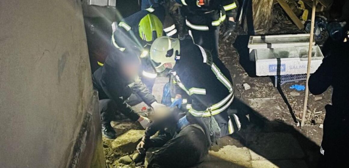 У Івано-Франківську під час пожежі в житловому будинку вогнеборці врятували чоловіка